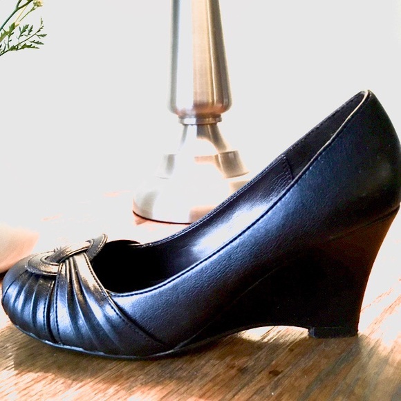 Le Chateau charcoal grey wedge dress shoes - Picture 6 of 9